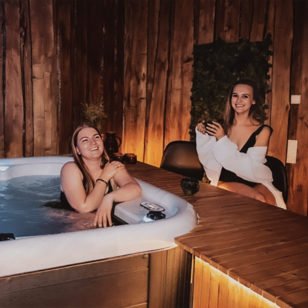 BADSTUE & BOBLEBAD er en komplett og privat SPA-opplevelse skapt for deg som ønsker ro, velvære og et øyeblikk helt for deg selv eller sammen med noen du er glad i. Her får du en harmonisk kombinasjon av varm badstue og behagelig boblebad, som gir kroppen hvile og sinnet balanse. Opplevelsen passer like godt til en rolig hverdagspause som til en spesiell anledning. Badstuen gir en dyp varme som hjelper musklene å slappe av, øker blodsirkulasjonen og skaper en følelse av mental klarhet. Etterfulgt av boblebadet får kroppen myke bobler og varmt vann som løser opp spenninger og gir komplett avslapning. Dette skaper en SPA-følelse som vanligvis kun oppleves på profesjonelle velværesentre – men her får du den i en privat og intim setting. BADSTUE & BOBLEBAD passer perfekt for: • De som ønsker en rolig og eksklusiv SPA-stund • Par som vil nyte kvalitetstid sammen • Venner som ønsker en hyggelig og avslappende opplevelse • Deg som vil finne balanse og varme i hverdagen • Små feiringer, overraskelser og velværedager Hva er inkludert: • Privat tilgang til badstue • Boblebad med behagelig temperatur • Rolig atmosfære og total avkobling • Rene fasiliteter og komfort i bruk • En velværeopplevelse som gir fysisk og mental ro Opplev varme, bobler og stillhet – alt du trenger for å lade batteriene og finne tilbake til velvære.