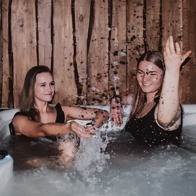 Kvinne nyter Total Harmony Escape spa opplevelse med badstue, kroppsskrubb og massasje.