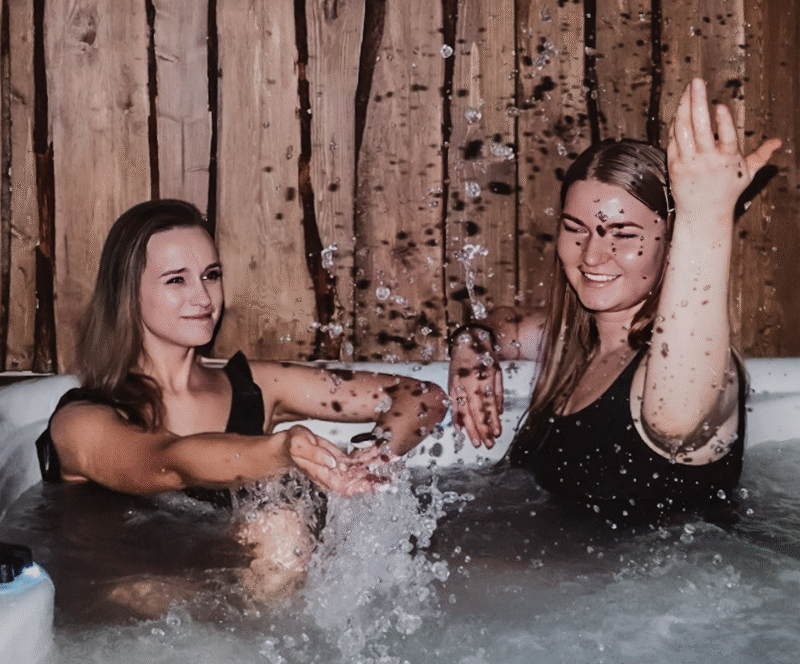 Kvinne nyter Total Harmony Escape spa opplevelse med badstue, kroppsskrubb og massasje.