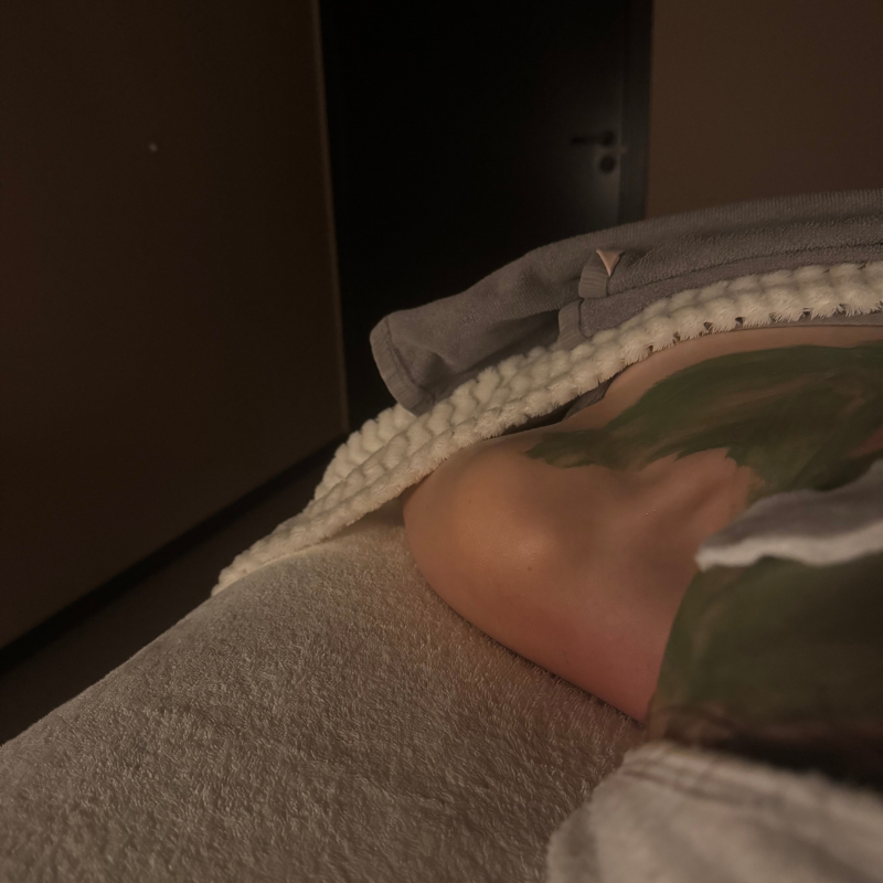 Kvinne nyter Harmony Deluxe Ritual spa opplevelse med fotbad, badstue, massasje og ansiktspleie.