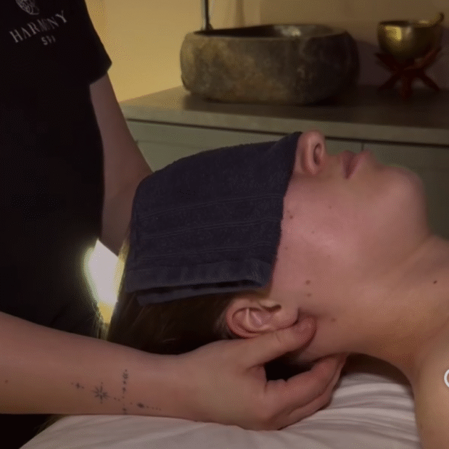 Kvinne får massasje av nakke og skuldre under Quick Neck Escape spa opplevelse.