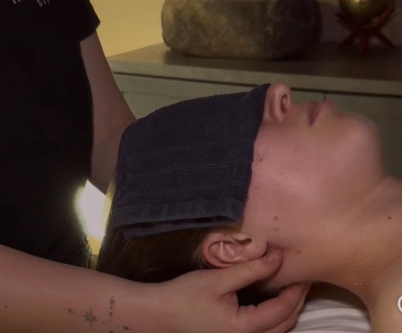 Kvinne får massasje av nakke og skuldre under Quick Neck Escape spa opplevelse.