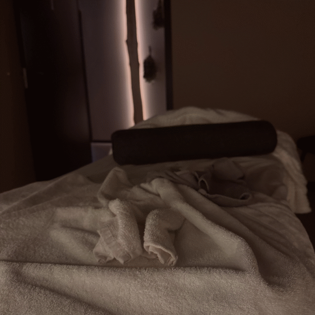 Person får avslappende aromamassasje med varme oljer i spa-rom.